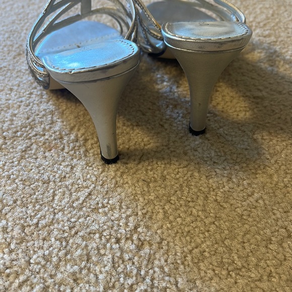 Caparros silver heels - Picture 3 of 5